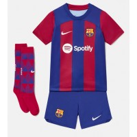 Camiseta Barcelona Ronald Araujo #4 Primera Equipación Replica 2023-24 para niños mangas cortas (+ Pantalones cortos)